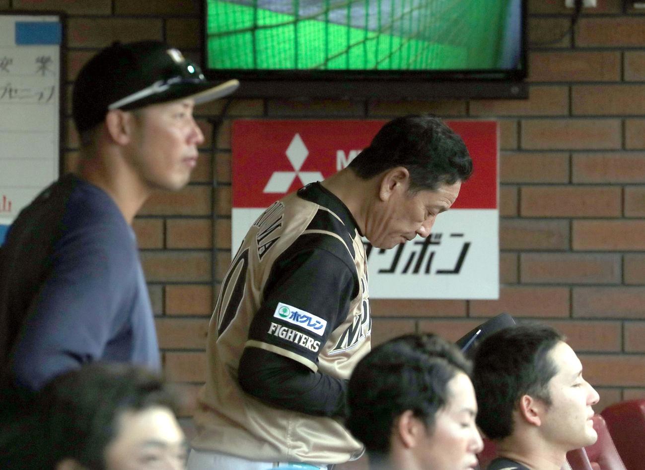 楽天対日本ハム　試合終了後、一礼しベンチを後にする日本ハム栗山監督（撮影・佐藤翔太）