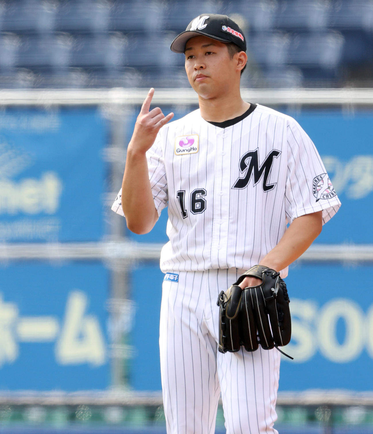 ロッテ対オリックス　4回表オリックス1死、ロドリゲスを中飛に仕留めナインにジェスチャーを送るロッテ先発の種市（撮影・垰建太）