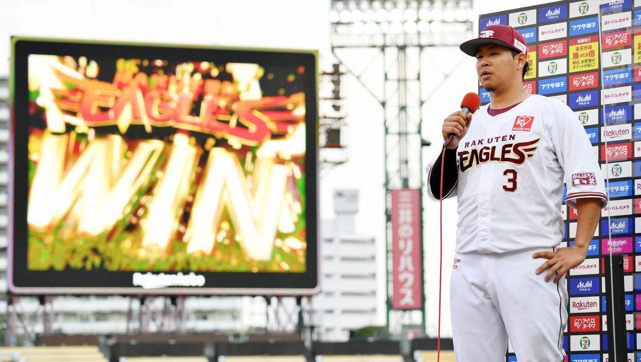 楽天対日本ハム　ヒーローインタビューを受ける楽天浅村（撮影・滝沢徹郎）