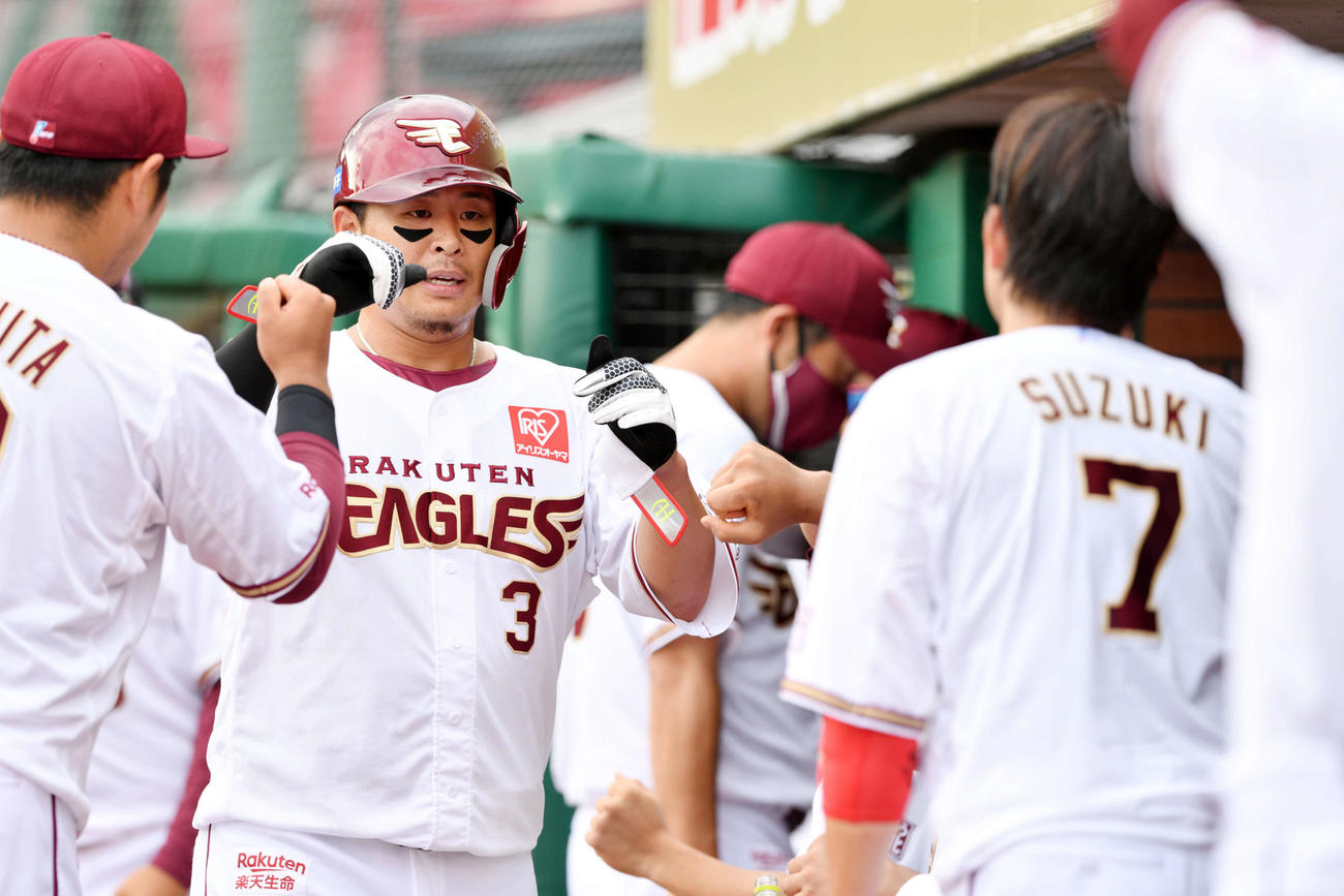 楽天対日本ハム　5回に6打点の活躍を見せた楽天浅村（左奥）はベンチへ戻りナインとエアタッチを交わす（撮影・滝沢徹郎）