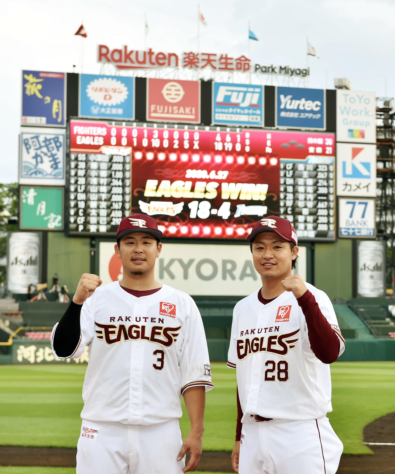楽天対日本ハム　ヒーローインタビューを終えポーズを決める楽天浅村（左）と酒居（撮影・滝沢徹郎）
