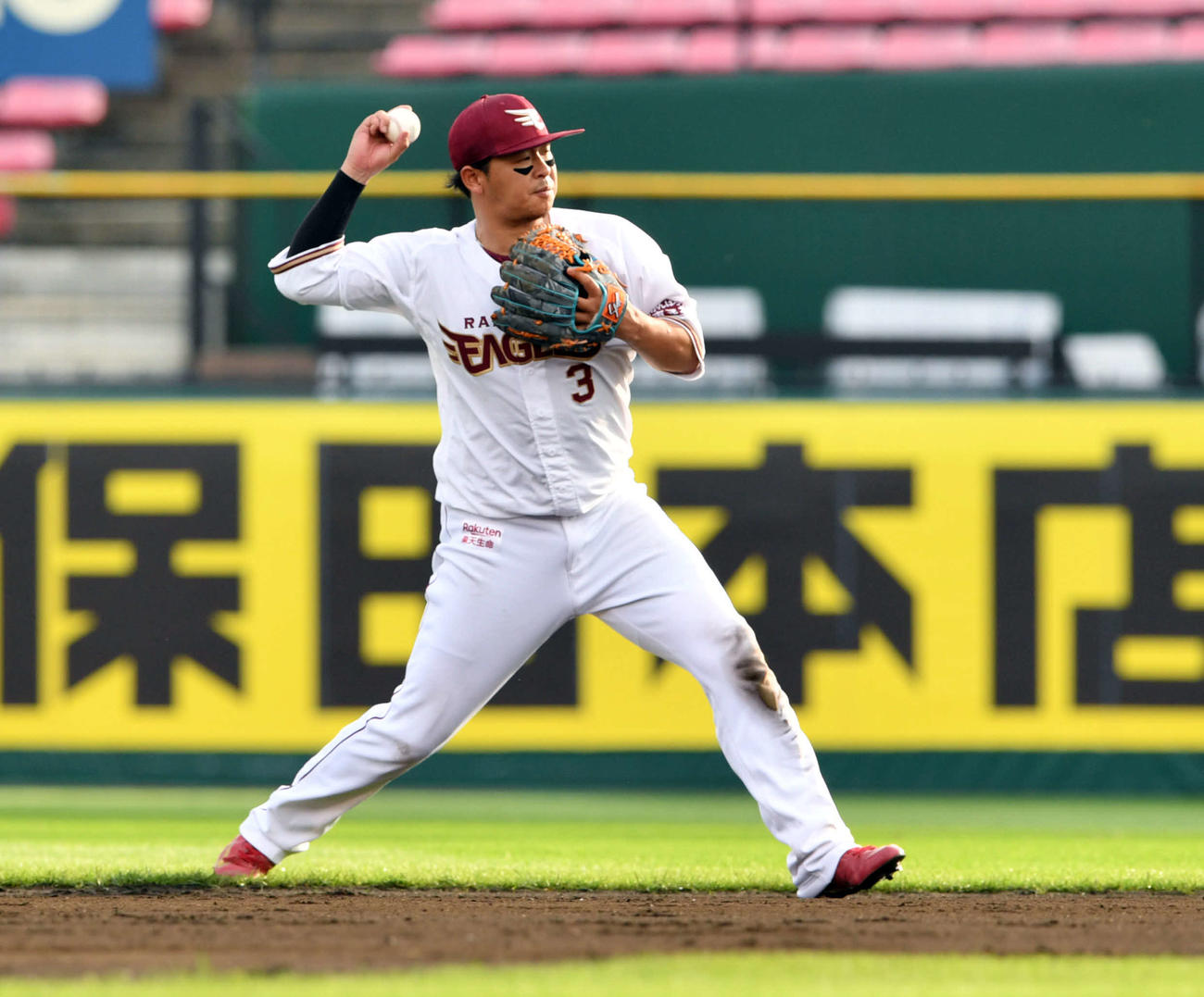 楽天対日本ハム　7回表日本ハム1死、近藤の二ゴロをさばく浅村（撮影・滝沢徹郎）