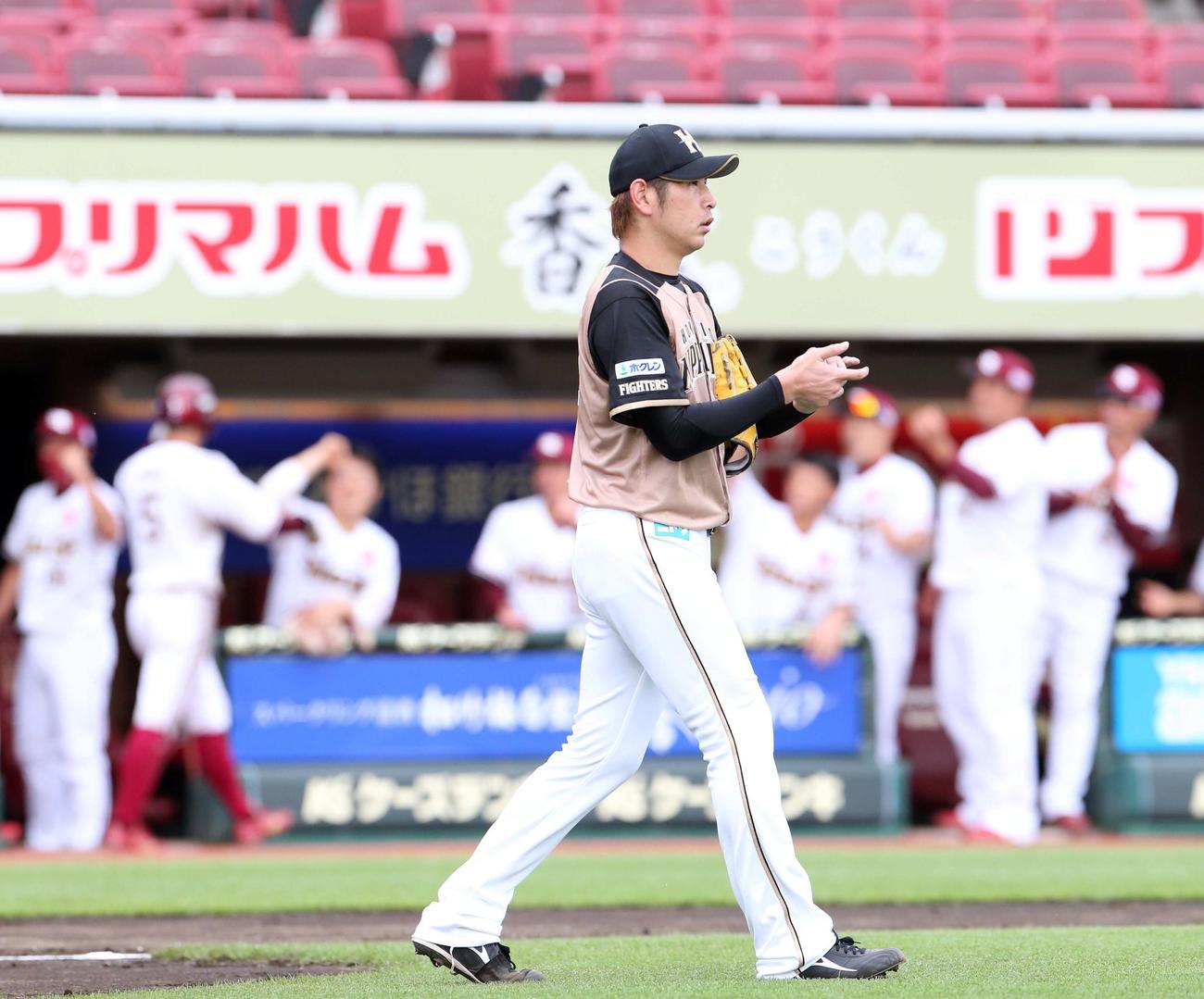 楽天対日本ハム　5回裏楽天無死一、二塁、ブラッシュに中前適時打を打たれる日本ハム加藤（撮影・佐藤翔太）