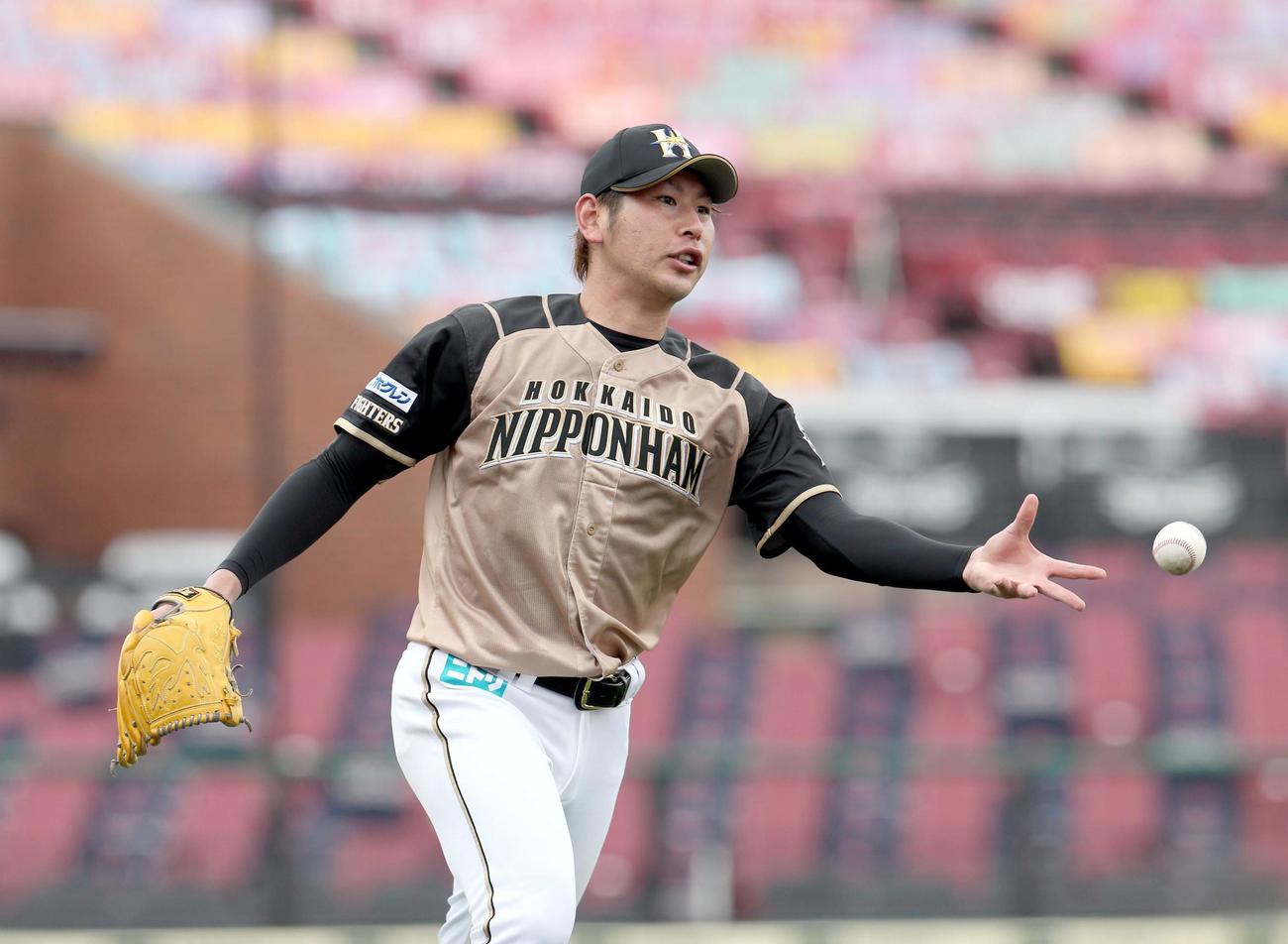 楽天対日本ハム　4回裏楽天2死一、三塁、辰己を投ゴロに仕留め一塁にトスをする日本ハム加藤（撮影・佐藤翔太）