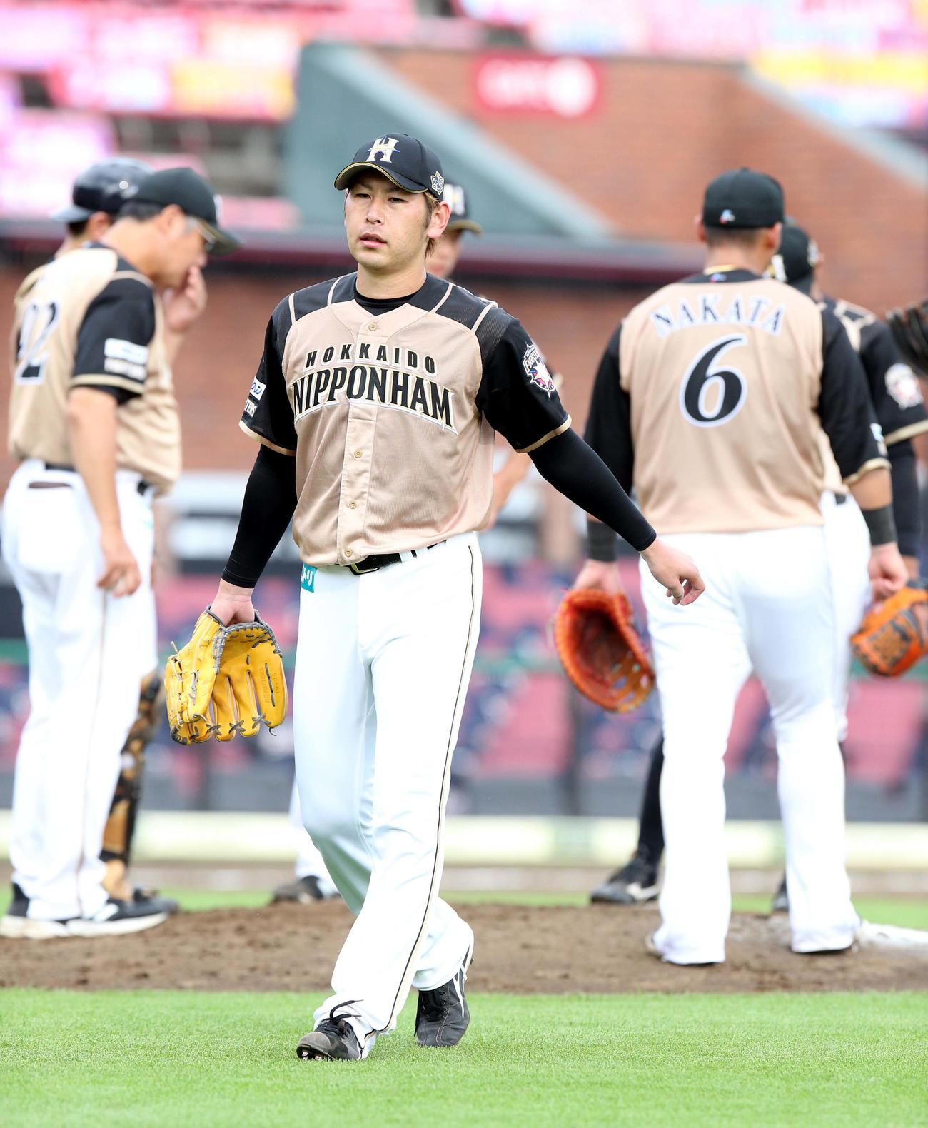 楽天対日本ハム　5回途中で降板する日本ハム加藤（撮影・佐藤翔太）