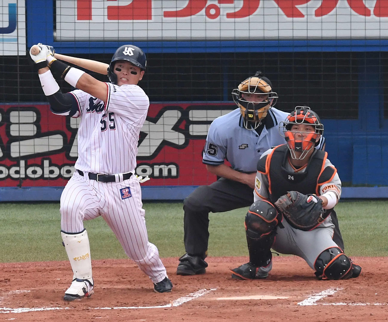 ヤクルト対巨人　6回裏ヤクルト無死、右越えにソロ本塁打を放つ村上（撮影・たえ見朱実）