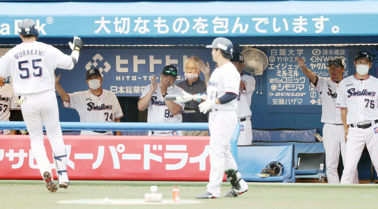 ヤクルト対巨人　6回裏ヤクルト無死、本塁打を放った村上（左端）を迎える高津監督（右から2人目）（撮影・河野匠）