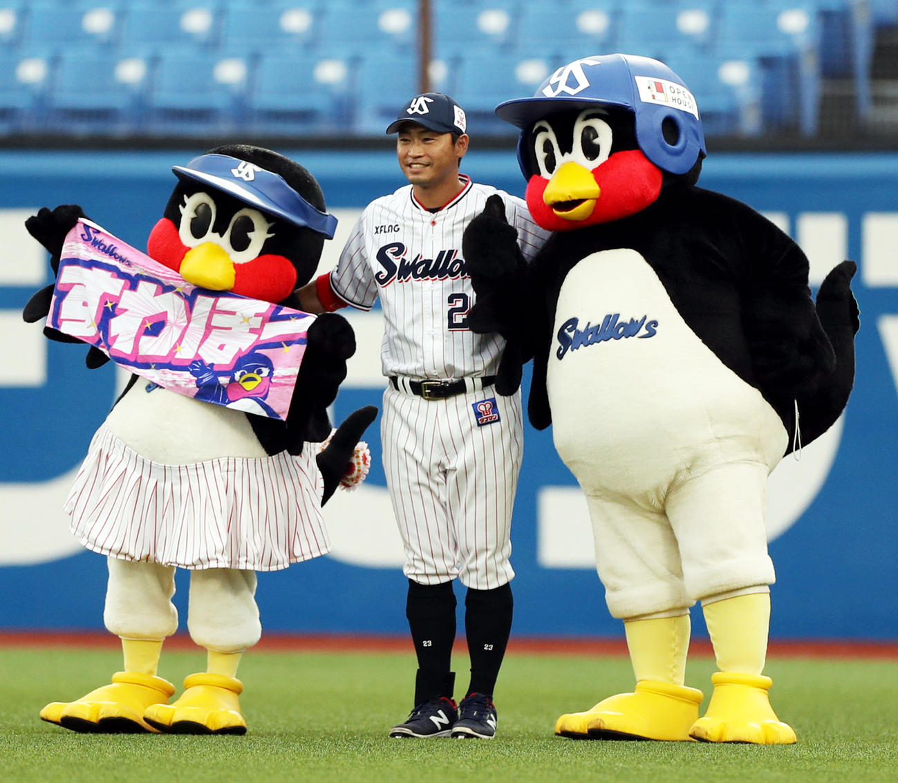 ヒーローインタビュー後、つばみ、つば九郎と記念撮影する青木（中央）（撮影・狩俣裕三）