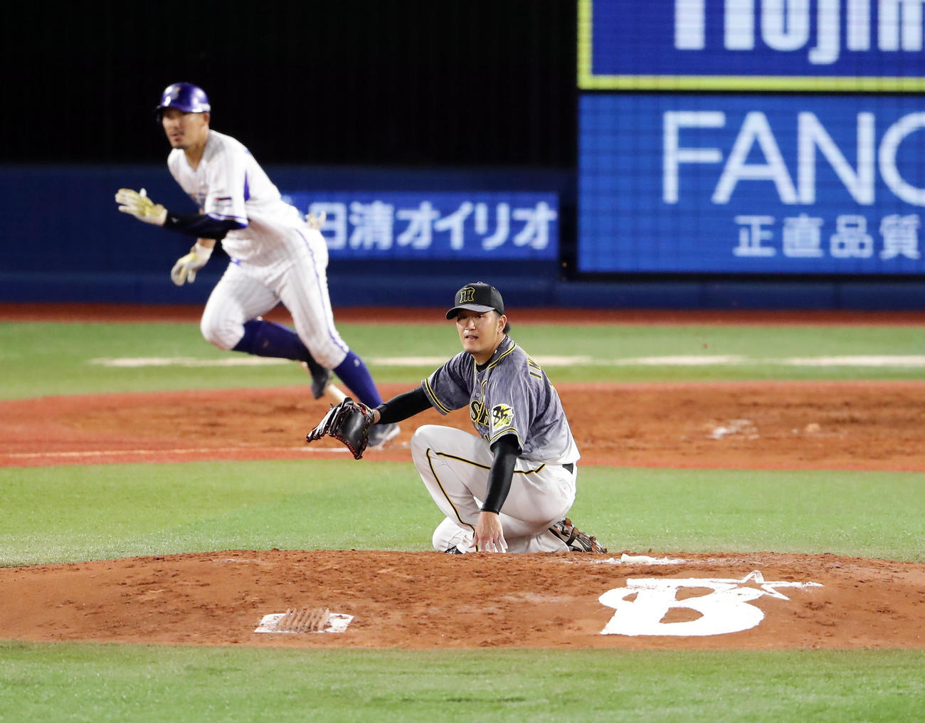 DeNA対阪神　4回裏DeNA2死一、二塁、梶谷に勝ち越しの中前適時打を許し、しゃがみながら打球を見つめる岩貞（撮影・浅見桂子）