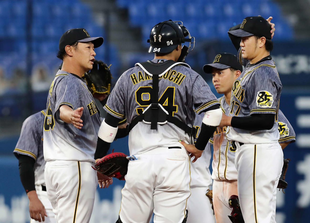 DeNA対阪神　1回裏DeNA1死三塁、佐野に適時二塁打を撃たれた先発岩貞（右）のもとに集まる阪神内野陣（撮影・丹羽敏通）