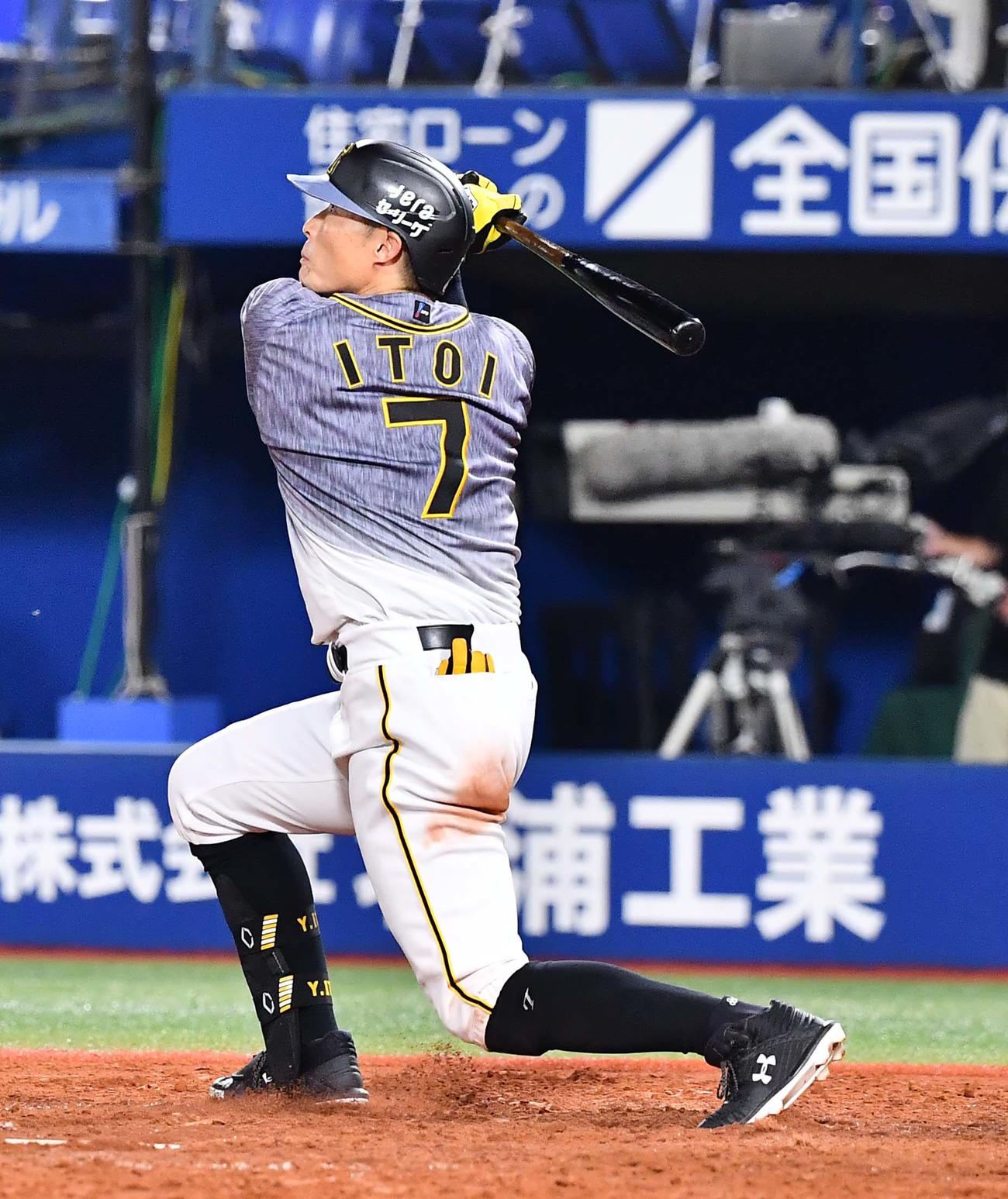 DeNA対阪神　5回表阪神1死一塁、右中間越えに2点本塁打を放つ糸井嘉男（撮影・上田博志）