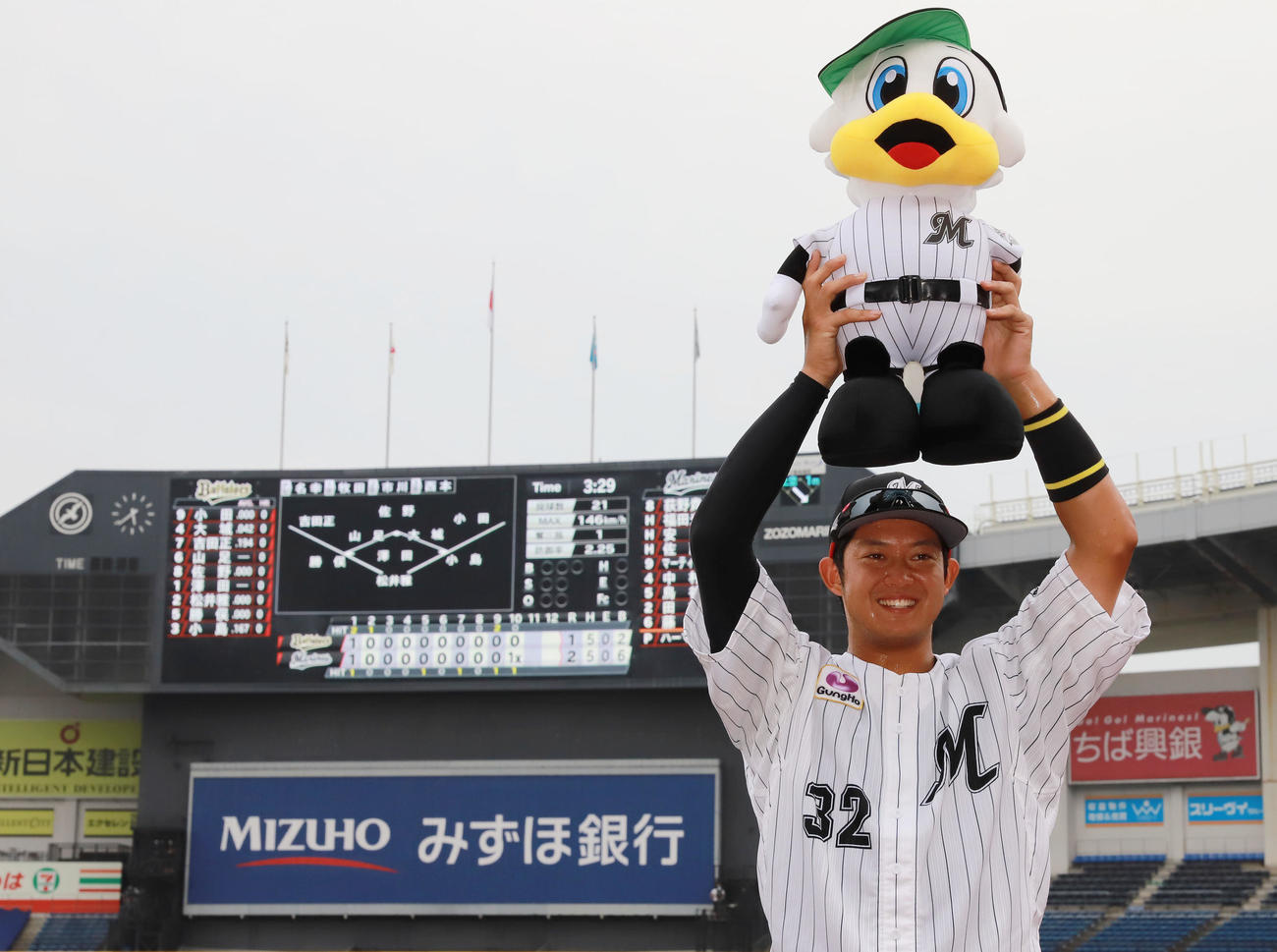 ロッテ対オリックス　延長10回にサヨナラ適時打を放ったロッテ佐藤はヒーローインタビューを終えマーくんの人形を高々と掲げ写真に納まる（撮影・垰建太）