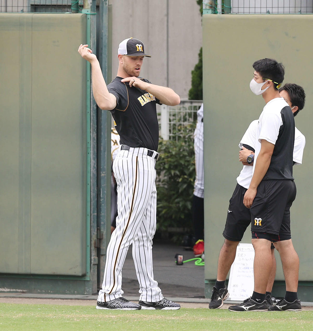 2軍の鳴尾浜残留組に合流し、右肩を触るエドワーズ（左）（撮影・前田充）