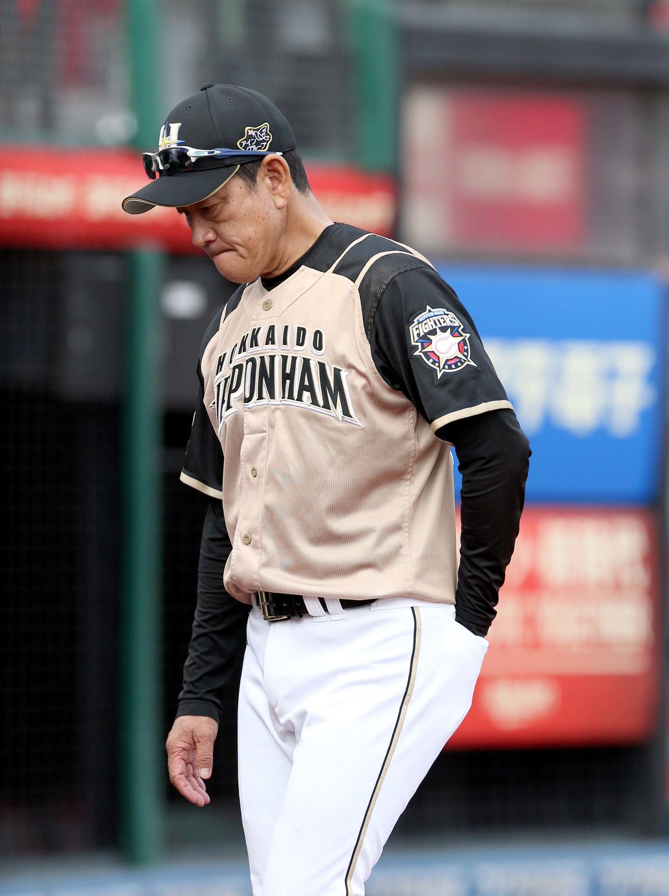 楽天対日本ハム　選手交代を告げベンチに戻る日本ハム栗山監督（撮影・佐藤翔太）