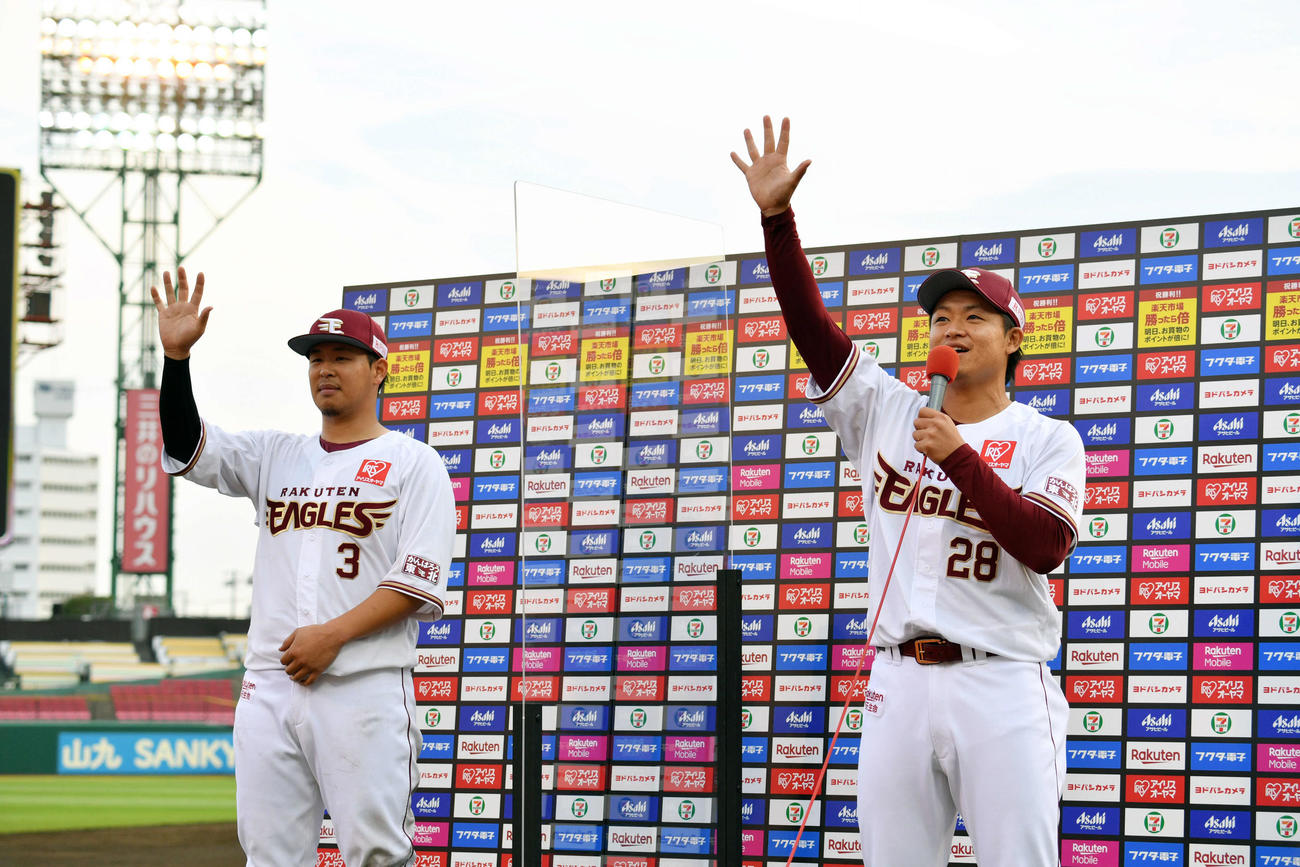 楽天対日本ハム　ヒーローインタビューを終え「バーン」と叫ぶ楽天酒居（右）と浅村（撮影・滝沢徹郎）