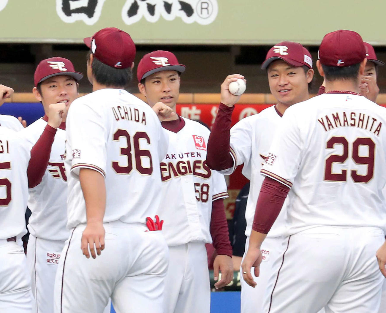 移籍初勝利を挙げた楽天酒居（右）はウイニングボールを手にナインを出迎える。左は先発の松井、中央は7回に登板した辛島（撮影・佐藤翔太）