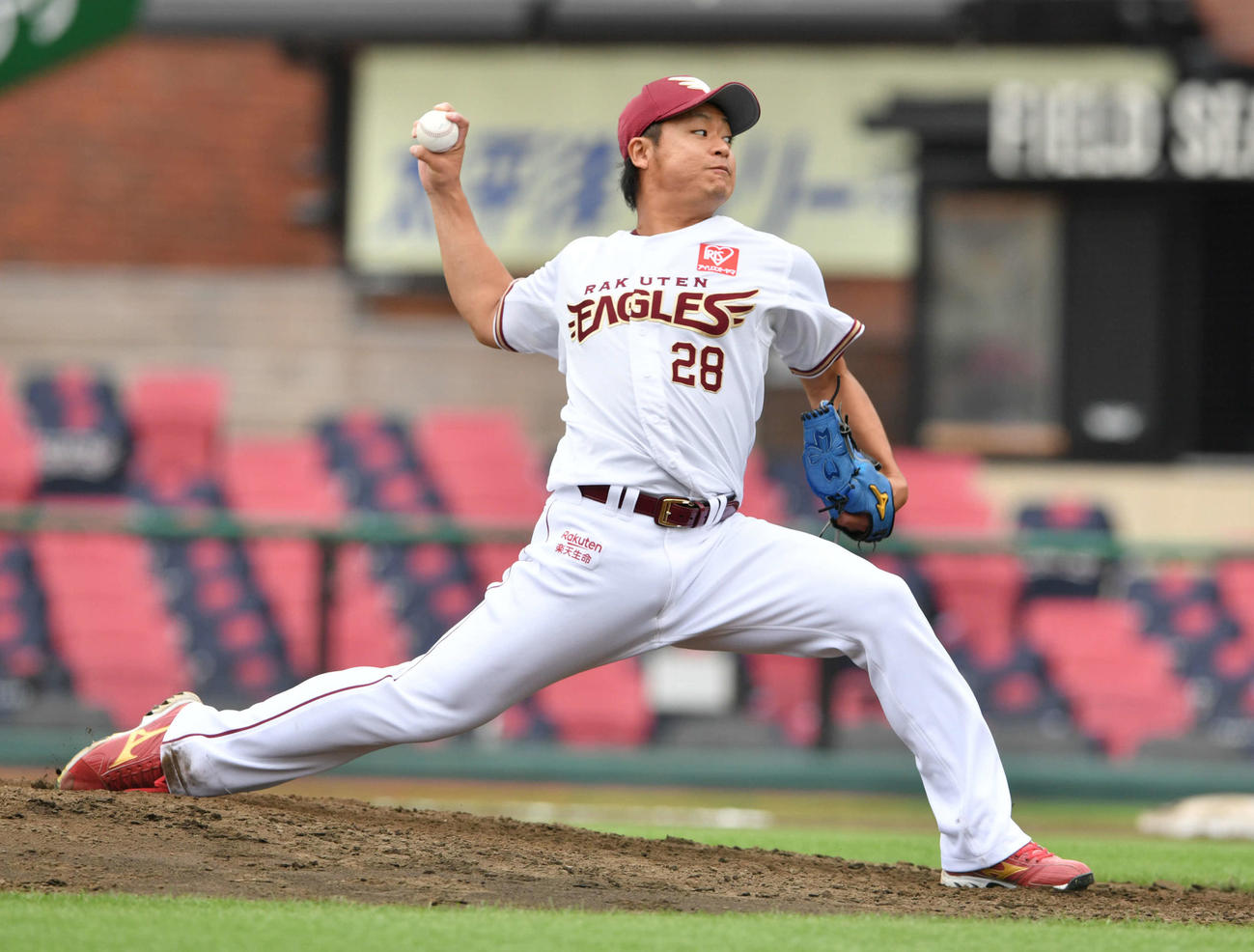 楽天対日本ハム　楽天2番手で力投する酒居（撮影・滝沢徹郎）
