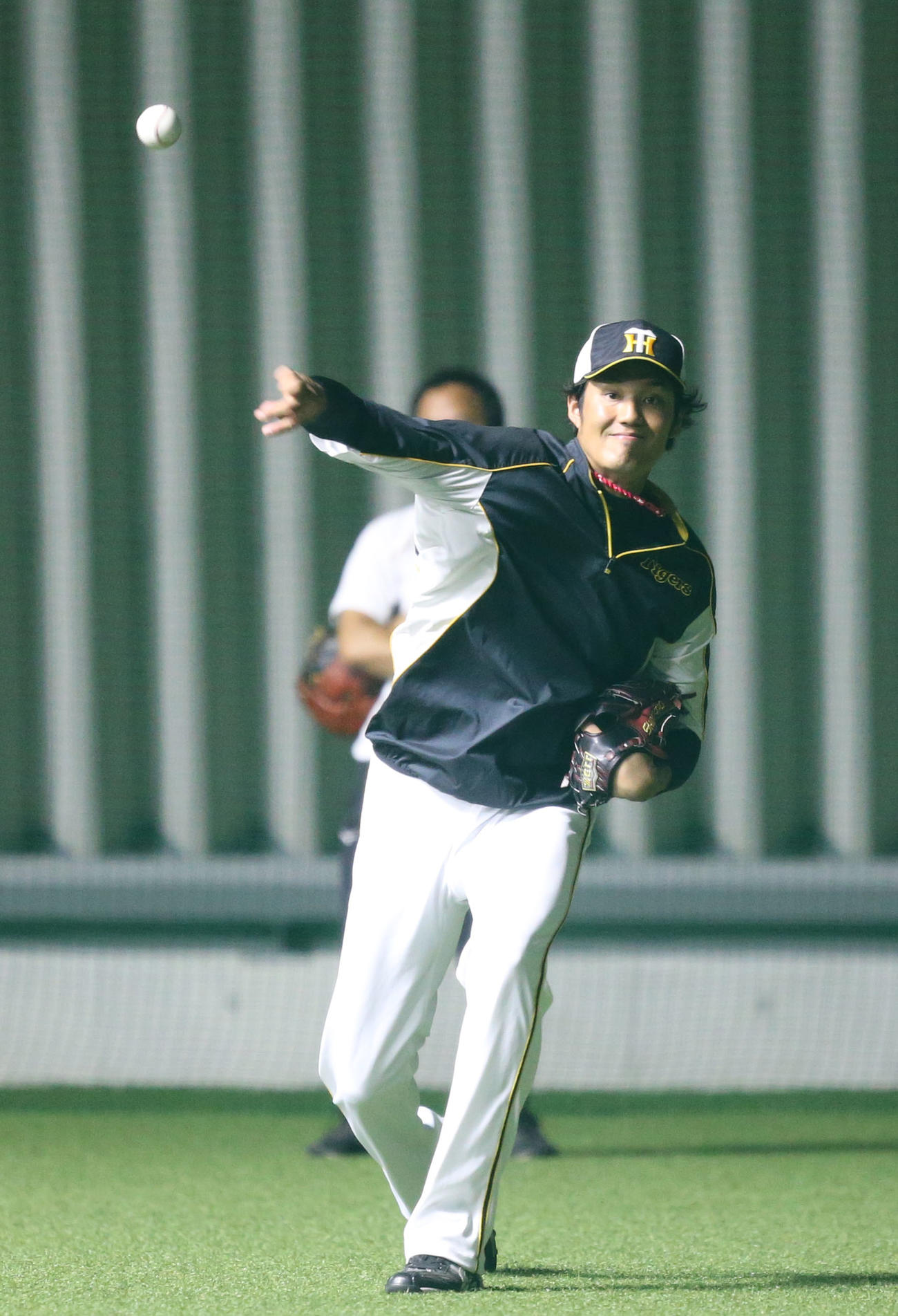キャッチボールで調整する藤浪（撮影・梅根麻紀）