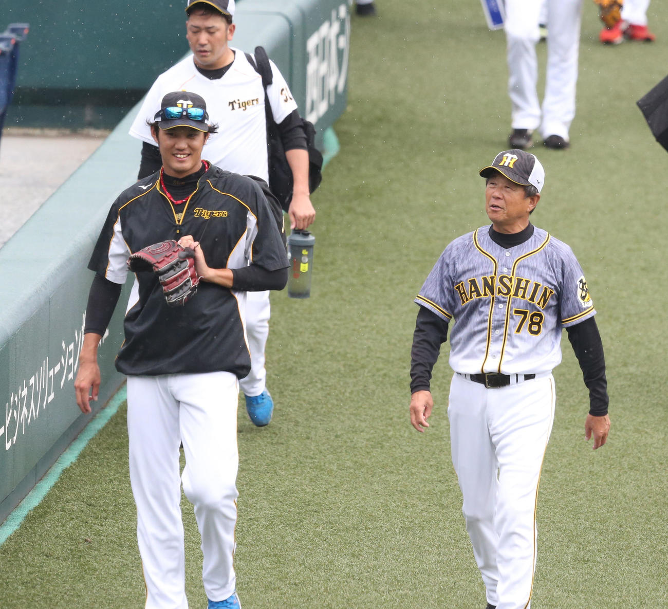 練習前、平田2軍監督と笑顔で話をする藤浪（撮影・梅根麻紀）
