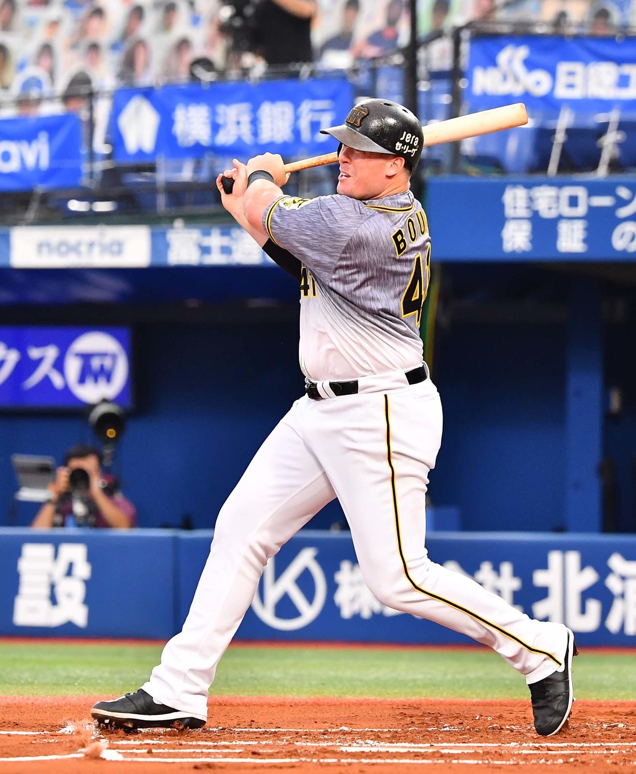 DeNA対阪神　1回表阪神2死三塁、左前に適時打を放つジャスティン・ボーア（撮影・上田博志）