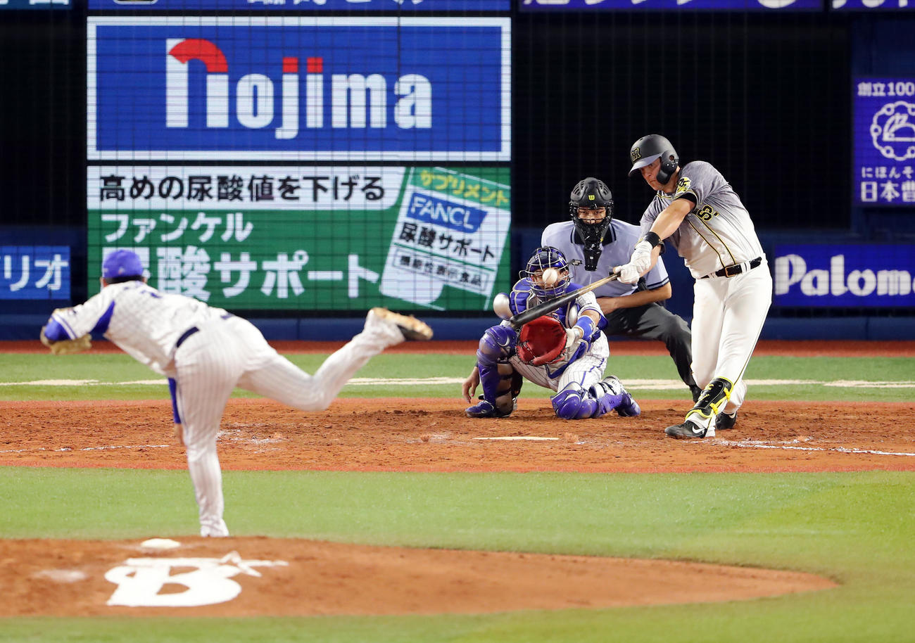 DeNA対阪神　9回表阪神2死一、二塁、サンズは逆転3点本塁打を放つ。投手山崎（撮影・浅見桂子）