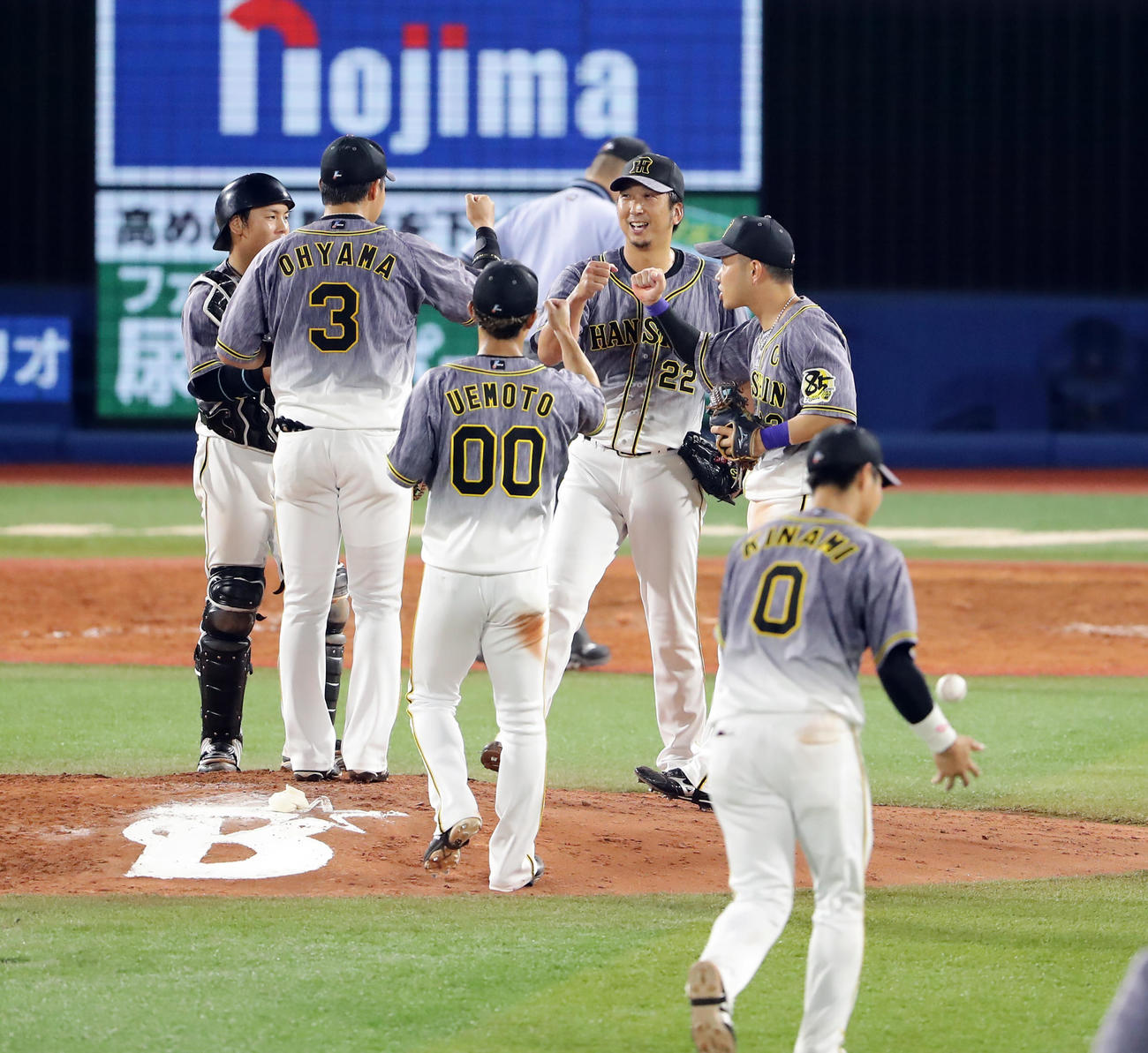 DeNA対阪神　9回裏DeNA2死満塁、楠本を左飛に仕留めて勝利を決めた藤川（右から2人目）ら阪神ナインはほっとした笑顔でグータッチ（撮影・浅見桂子）
