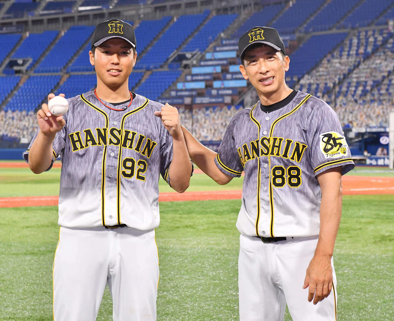 DeNA対阪神　プロ初勝利をあげ矢野燿大監督（右）の祝福に笑顔を見せる伊藤和雄（撮影・上田博志）