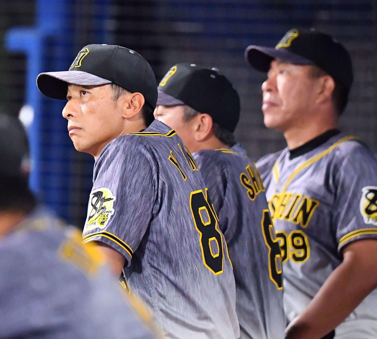 DeNA対阪神　スコアボードを見つめる矢野監督（撮影・上田博志）