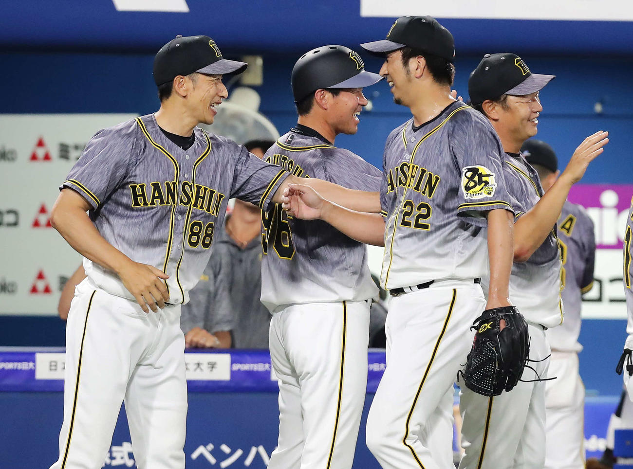 DeNA対阪神　藤川を迎える矢野監督（撮影・丹羽敏通）