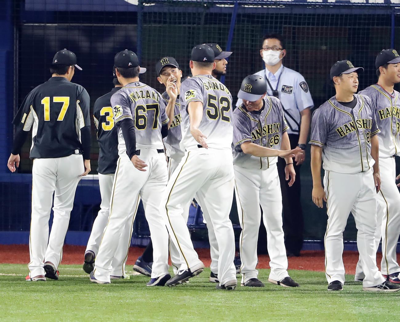 DeNA対阪神　9回裏DeNA2死満塁のピンチを切り抜け勝利した阪神の矢野監督（中央）は、決勝打のサンズ（手前）と笑顔でハイタッチ（撮影・浅見桂子）