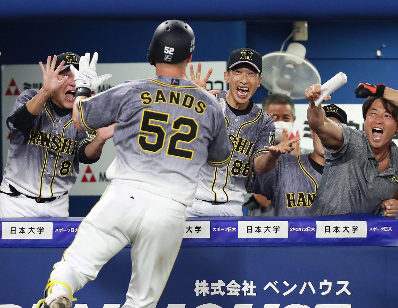 DeNA対阪神　9回表阪神2死一、二塁、逆転3点本塁打を放ったサンズを大喜びで迎える阪神矢野燿大監督ら（撮影・丹羽敏通）