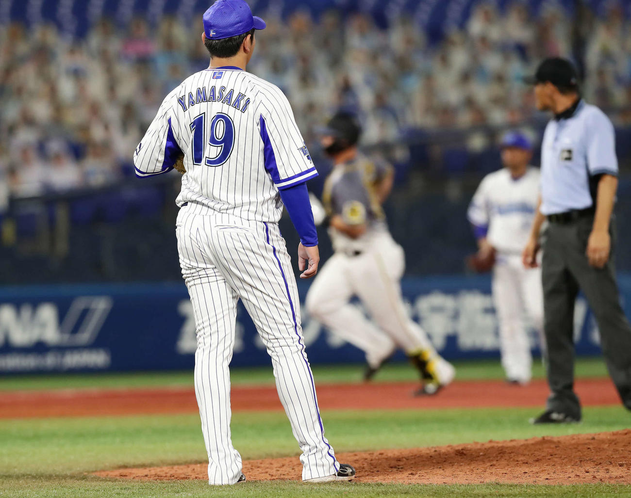 DeNA対阪神　9回表阪神2死一、二塁、サンズに逆転3点本塁打を打たれた山崎（撮影・丹羽敏通）