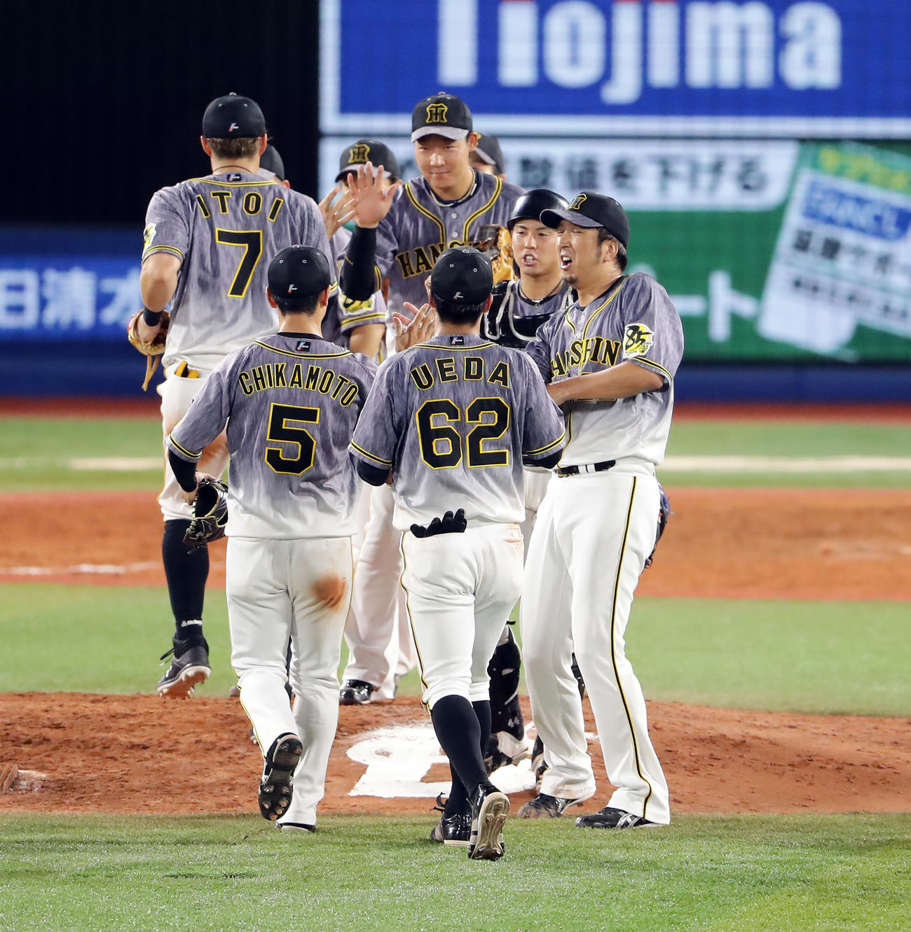 DeNA対阪神　9回裏DeNA2死満塁、楠本を左飛に仕留めて勝利を決めた藤川（右から）ら阪神ナインは、ほっとした表情でグータッチ（撮影・浅見桂子）
