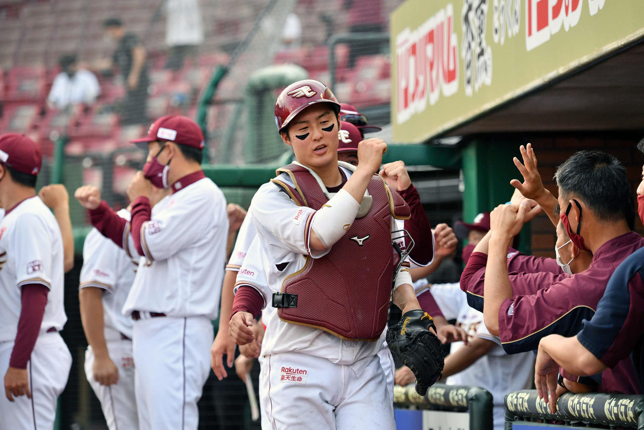楽天対日本ハム　試合に勝利しナインとエアタッチを交わす楽天太田（中央）（撮影・滝沢徹郎）