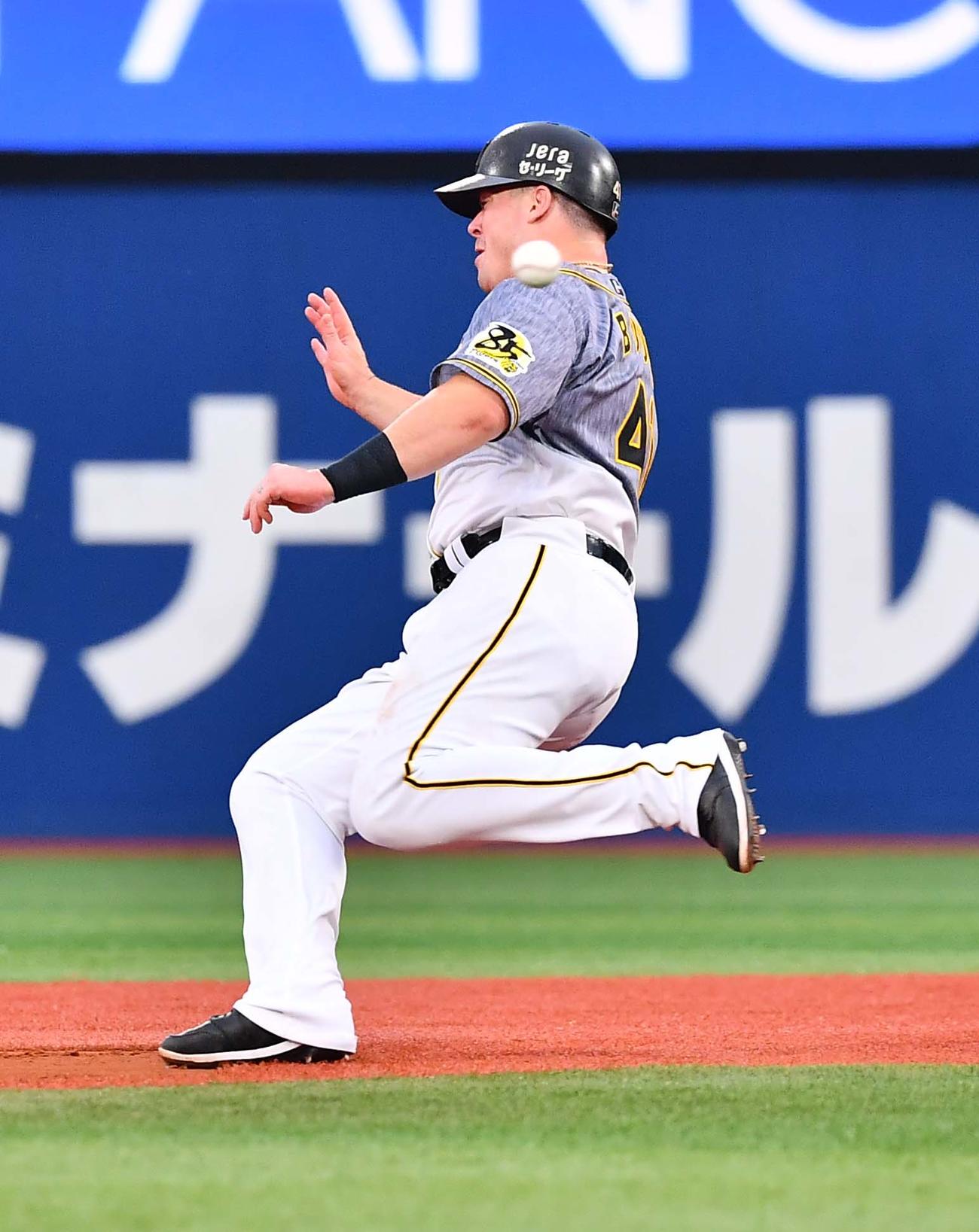 DeNA対阪神　1回表阪神2死一塁、二盗に成功するジャスティン・ボーア（撮影・上田博志）