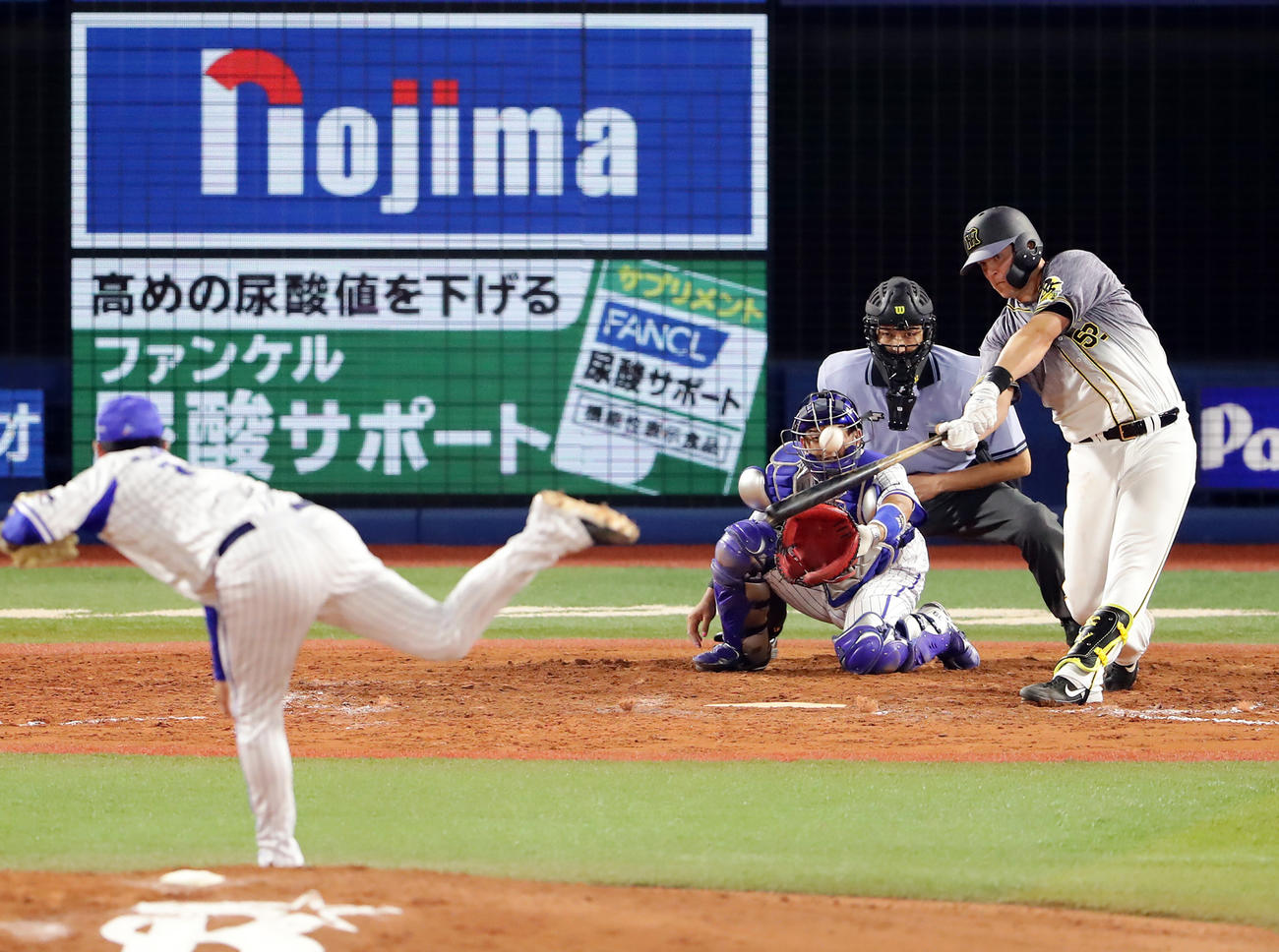 9回表阪神2死一、二塁、サンズは逆転3点本塁打を放つ。投手山崎（撮影・浅見桂子）