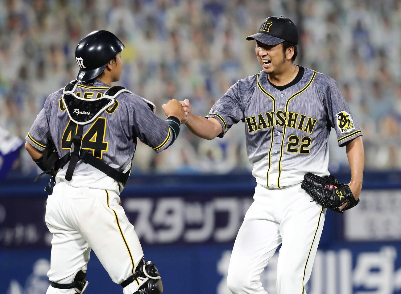 DeNA対阪神　9回裏DeNA2死満塁、代打楠本を左飛に打ち取って捕手梅野（左）と拳を合わせる藤川（右）（撮影・丹羽敏通）