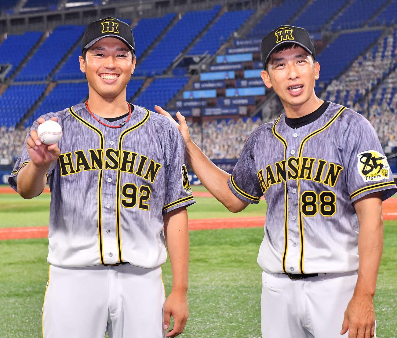 プロ初勝利を挙げた伊藤和（左）は矢野監督の祝福に笑顔を見せる（撮影・上田博志）