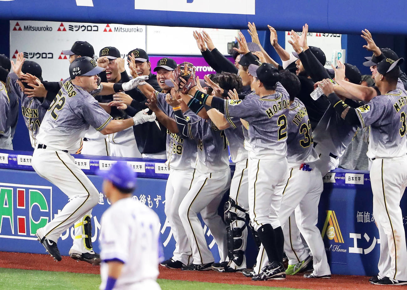9回表阪神2死一、二塁、サンズ（手前）が逆転3点本塁打を放ち、大喜びで迎える阪神ベンチ（撮影・浅見桂子）