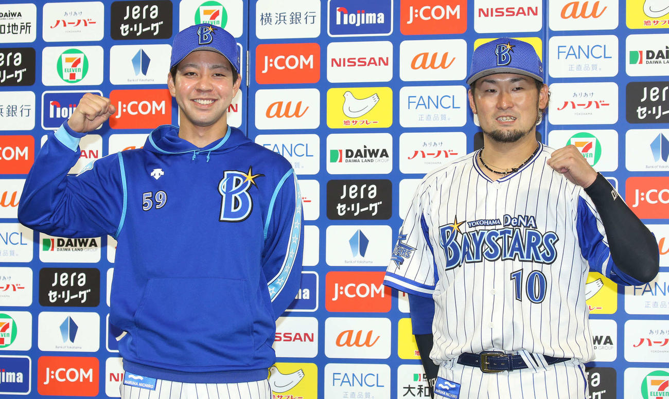 DeNA対阪神　笑顔でポーズを決めるDeNA平良（左）と戸柱（右）のバッテリー（撮影・丹羽敏通）