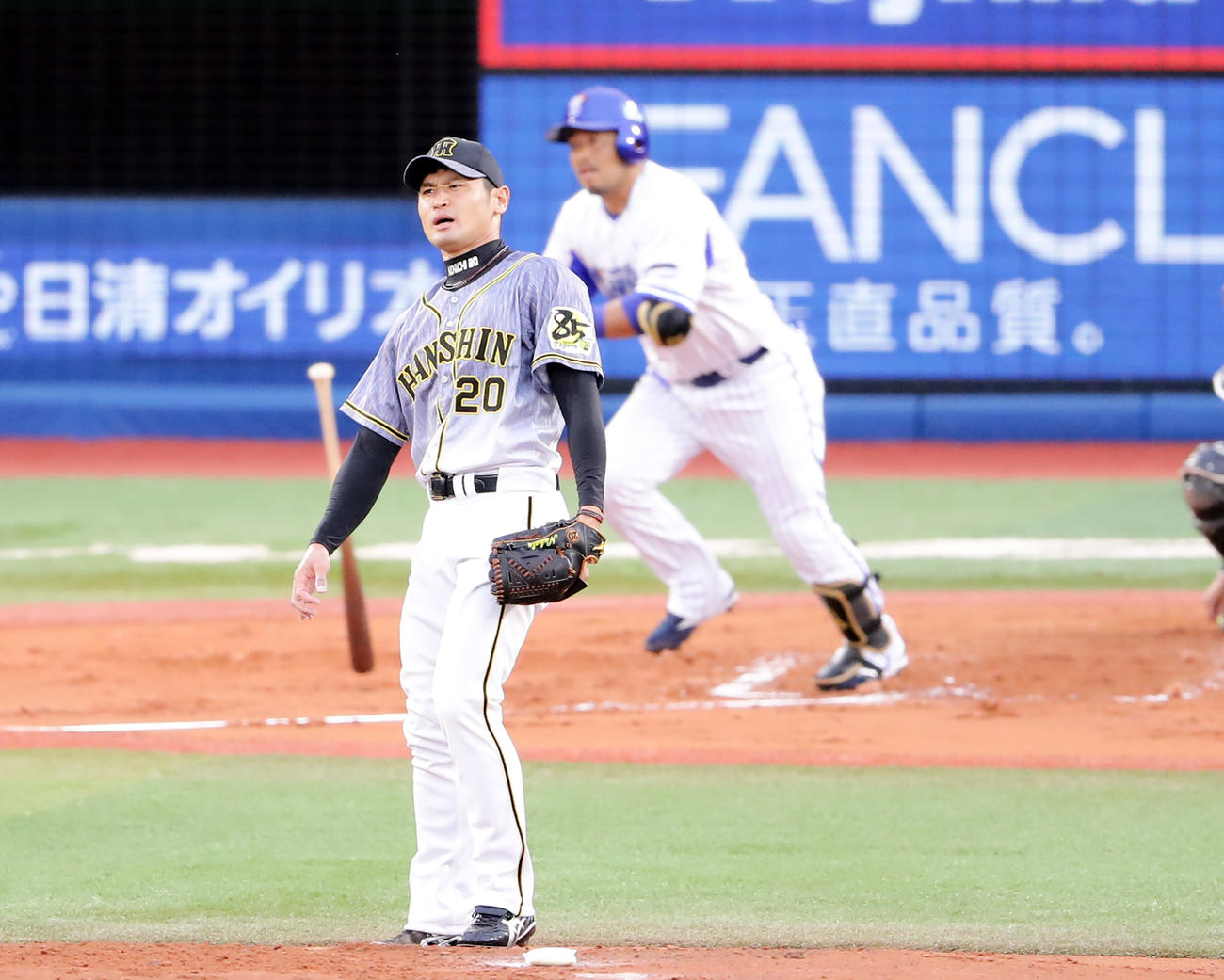 DeNA対阪神　1回裏DeNA2死二塁、宮崎に中越え勝ち越し適時二塁打を許した中田は険しい表情で打球を見る（撮影・浅見桂子）