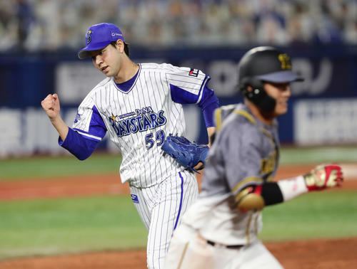 DeNA対阪神 4回表阪神2死一、二塁、木浪(手前)を一ゴロに仕留めてガッツポーズを決めるDeNA平良(撮影・丹羽敏通)