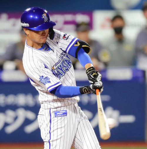 DeNA対阪神 7回裏DeNA2死一、三塁、大和は左翼線に2点適時二塁打を放つ(撮影・丹羽敏通)