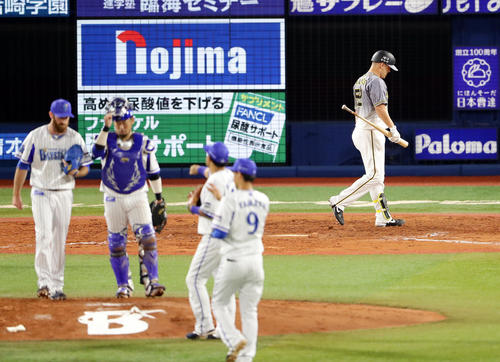 DeNA対阪神 9回表阪神2死一塁、サンズは見逃し三振に倒れ、喜ぶDeNAナインの奥をがっくり引き揚げる(撮影・浅見桂子)