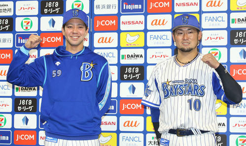 DeNA対阪神 笑顔でポーズを決めるDeNA平良(左)と戸柱(右)のバッテリー(撮影・丹羽敏通)