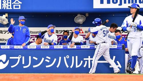 DeNA対阪神 1回裏DeNA2死二塁、戸柱恭孝の適時打で生還した宮崎敏郎を拍手で出迎えるナイン(撮影・上田博志)