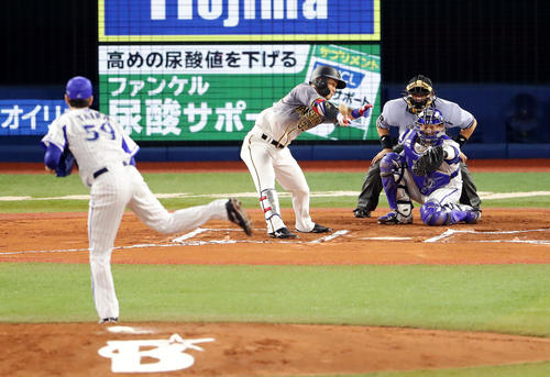 DeNA対阪神 6回表阪神無死、糸原は空振り三振。投手平良(撮影・浅見桂子)