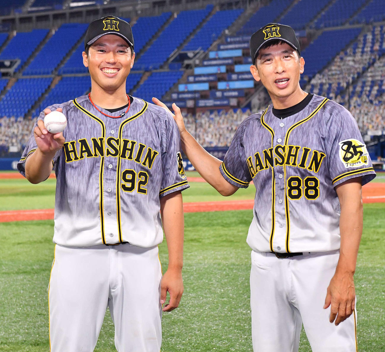 DeNA対阪神　プロ初勝利をあげ矢野燿大監督（右）の祝福に笑顔を見せる伊藤和雄（撮影・上田博志）