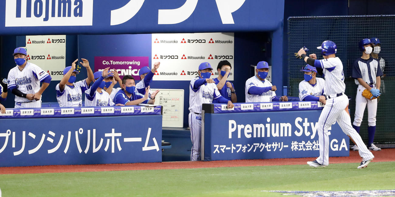 DeNA対阪神　1回裏DeNA1死三塁、佐野の左越え適時二塁打で生還したソト（右）を迎えるラミレス監督（右奥から2人目）らDeNAベンチ（撮影・浅見桂子）