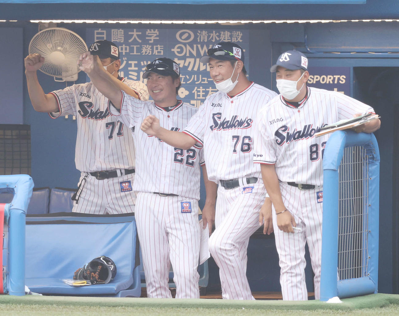 ヤクルト対巨人　6回裏ヤクルト1死満塁、左越え満塁本塁打を放った山田哲を笑顔で迎える高津監督（左から2人目）（撮影・河野匠）